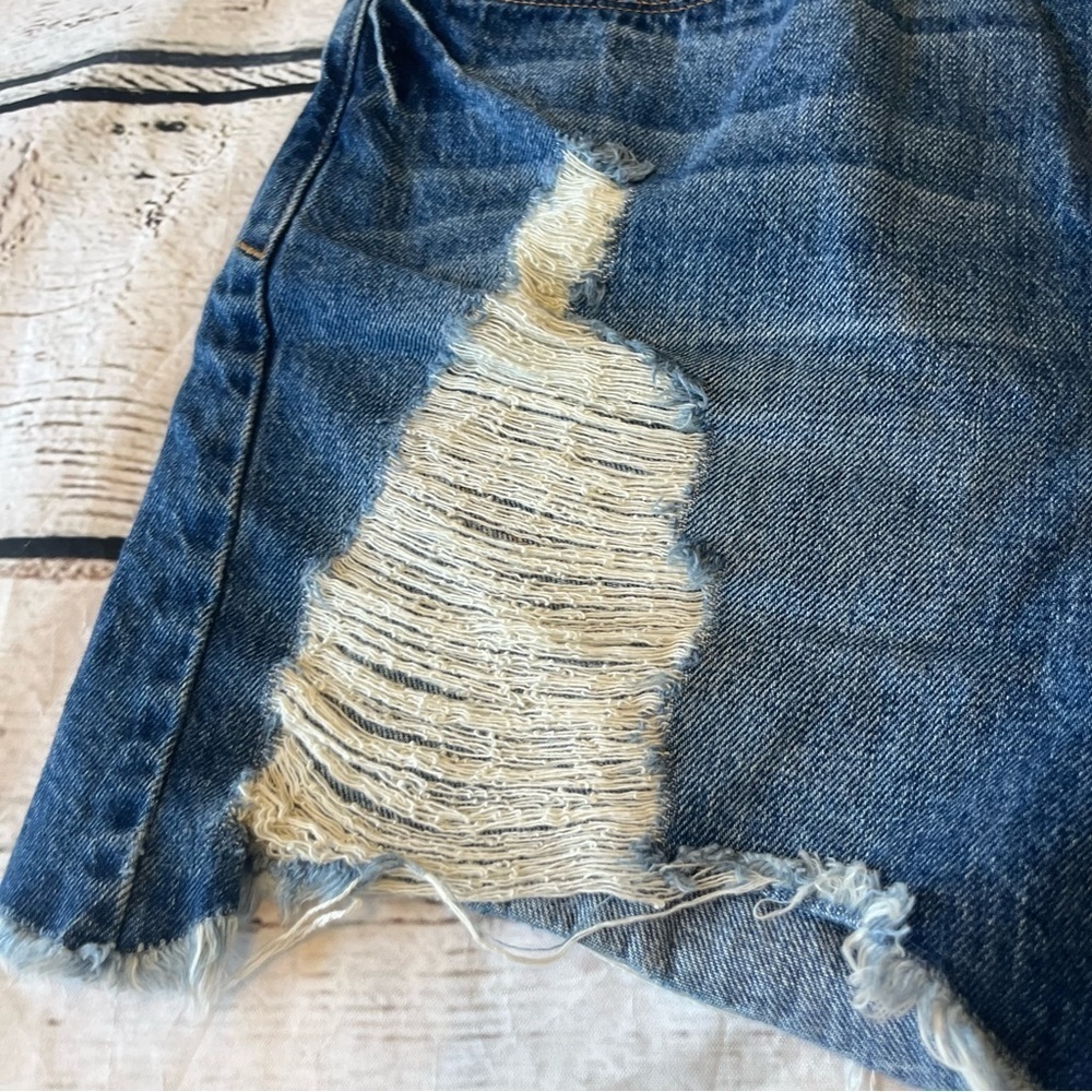 Good American Bombshell Distressed Denim Shorts Size 29/8 - Picture 6 of 12